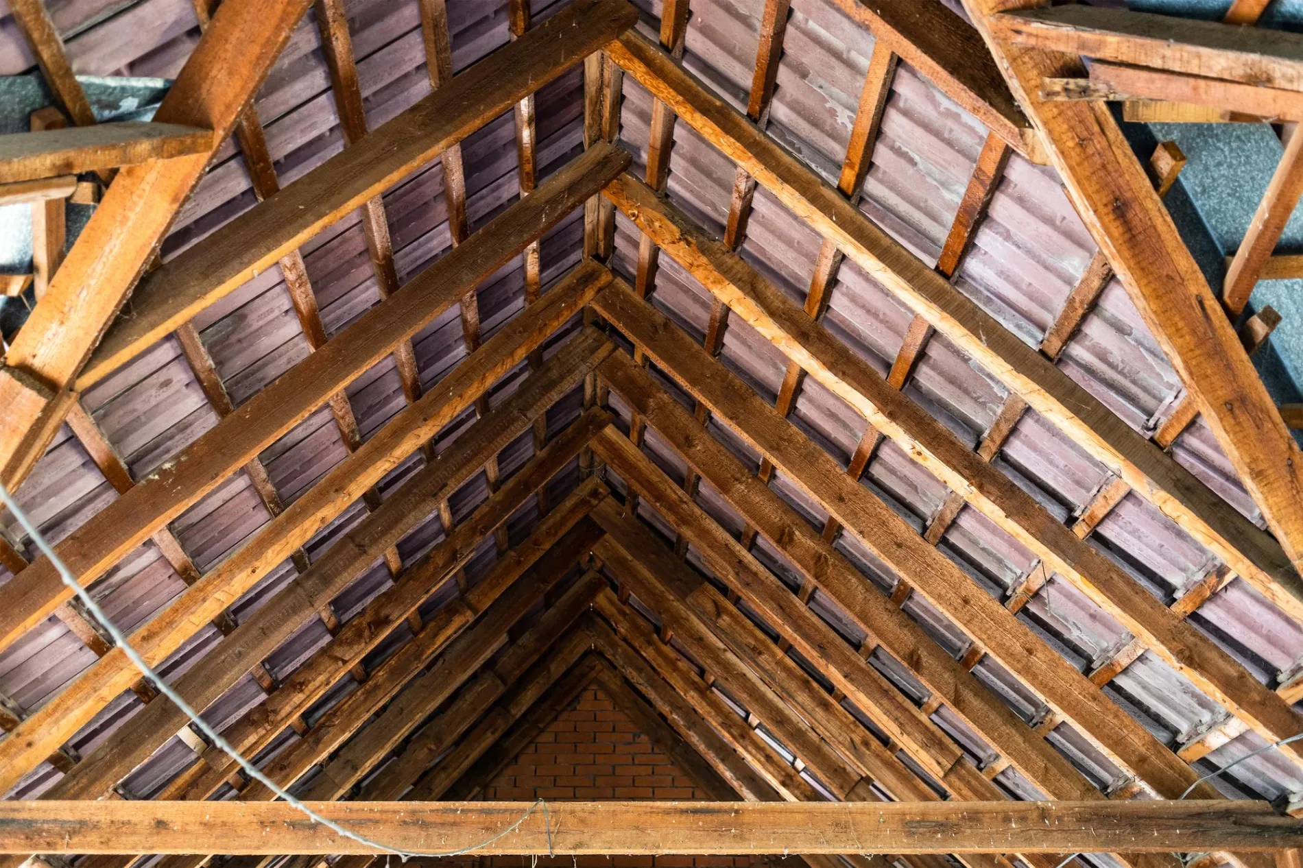 Vue d'une charpente en bois traditionnelle avant intervention de traitement