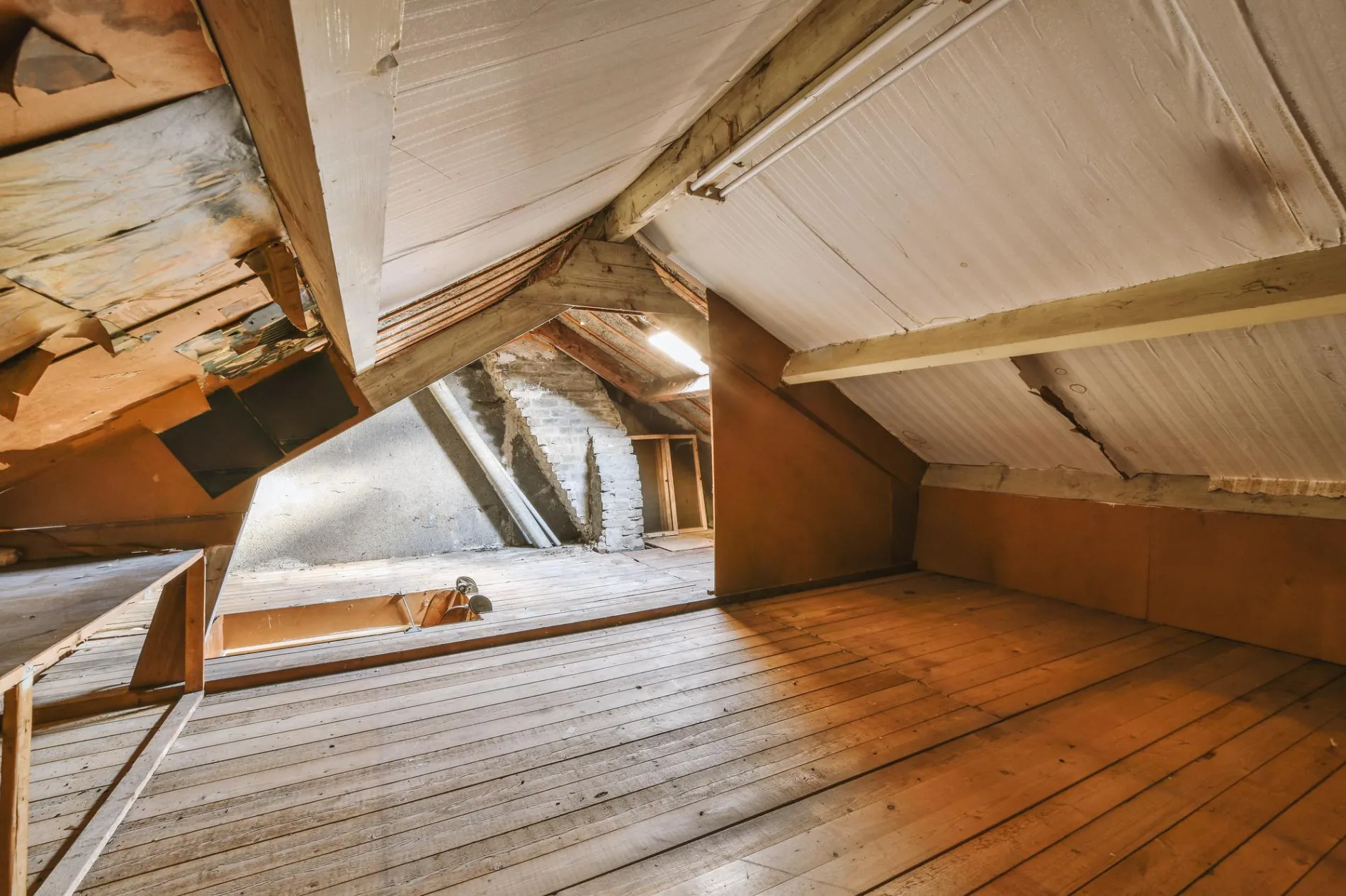 Combles d'une maison à Cenon avec une belle charpente en bois à inspecter.