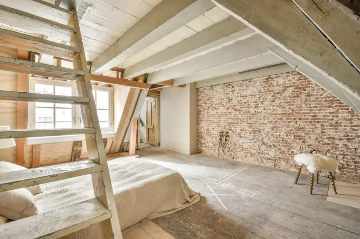 Intérieur chaleureux avec poutres apparentes bien entretenues