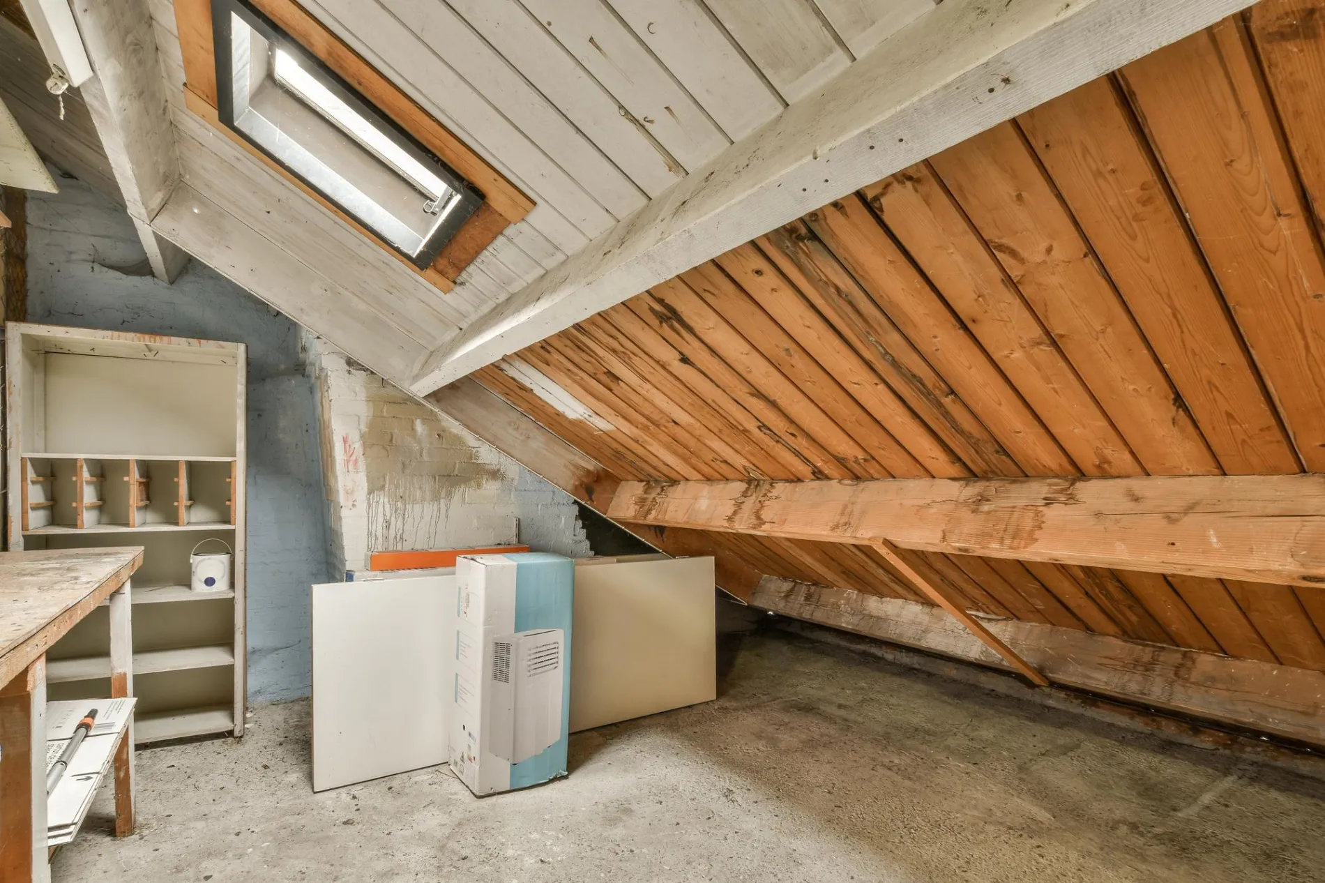 Combles d'une maison au Bouscat avec une belle charpente en bois saine.
