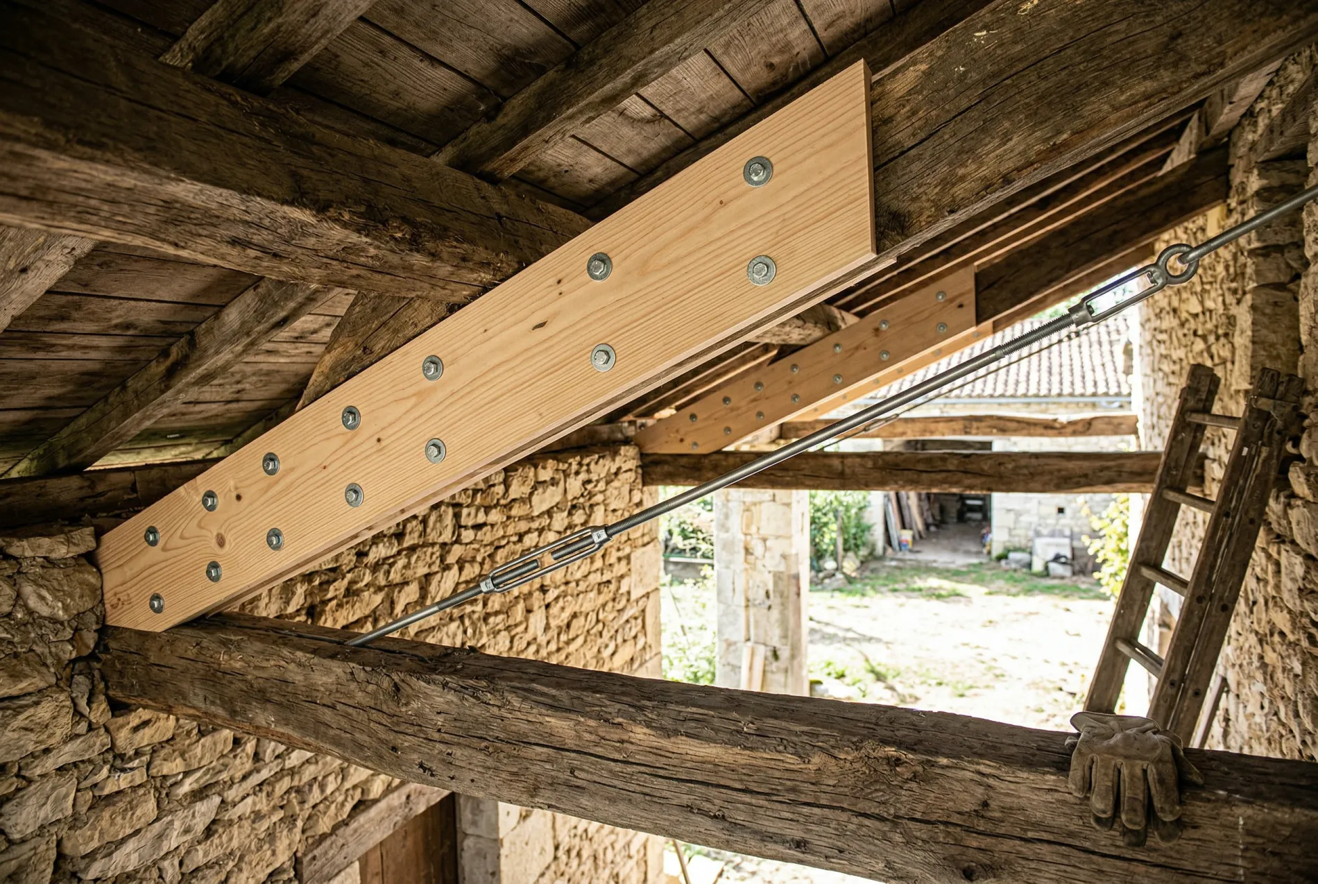 Exemple de renfort de charpente posé par nos artisans à Cenon après un traitement.